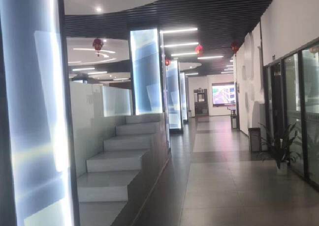 龍崗龍東義務(wù)商品城旁，樓上1700平，帶裝修，可分租，配套齊