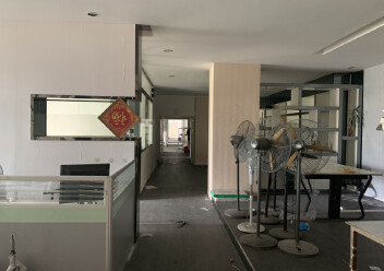 橫崗大康主干道邊新出眼鏡廠1080平方米招租，空地大